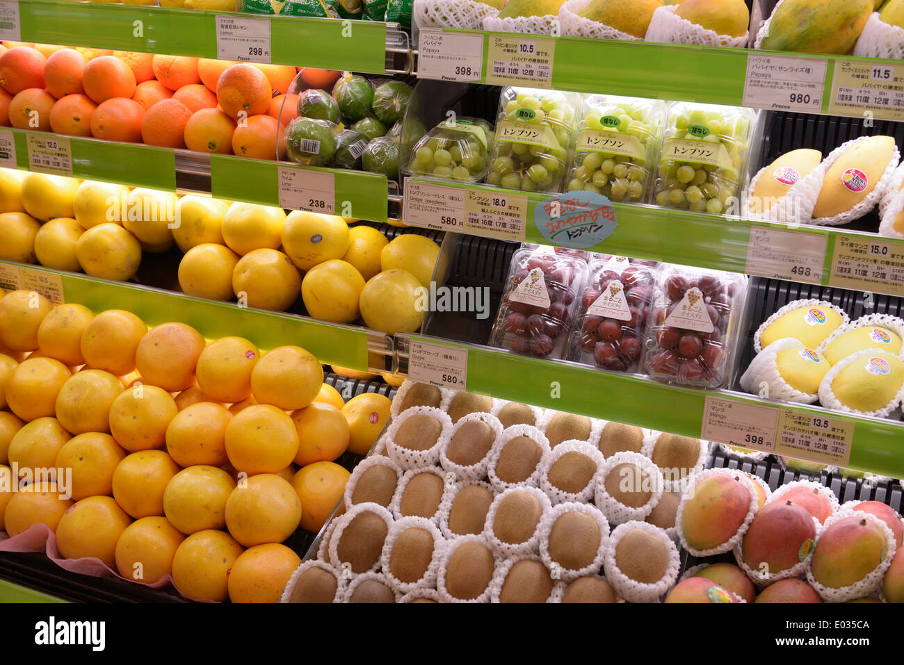 Früchte auf dem Display in einem japanischen Supermarkt. Tokio, Japan. Stockfoto