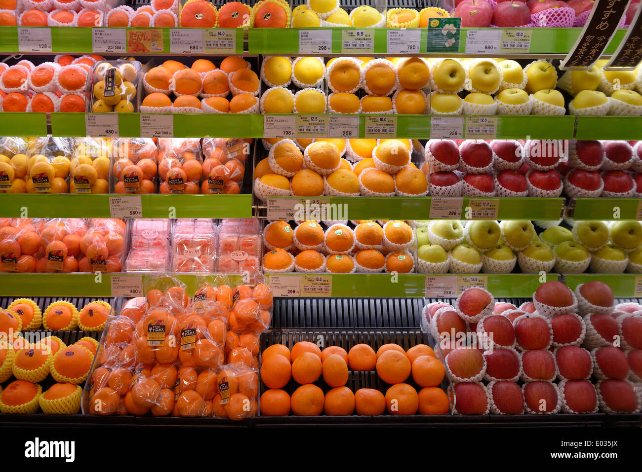 Vielfalt von Früchten auf dem Display in einem japanischen Supermarkt. Tokio, Japan. Stockfoto