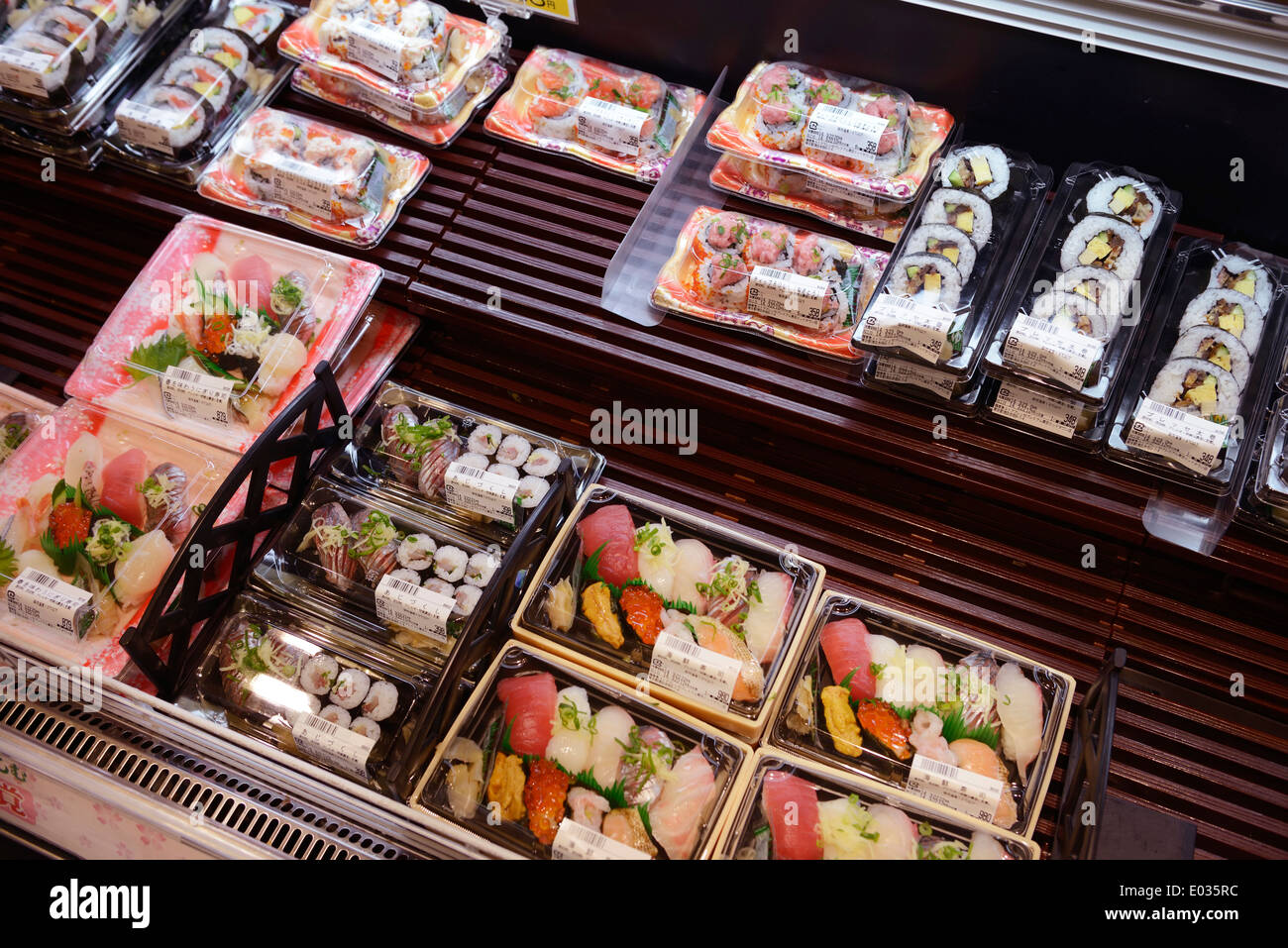 Verpackten Sushi Rollen, zubereitete Speisen auf dem Display in einem japanischen Supermarkt. Tokio, Japan. Stockfoto