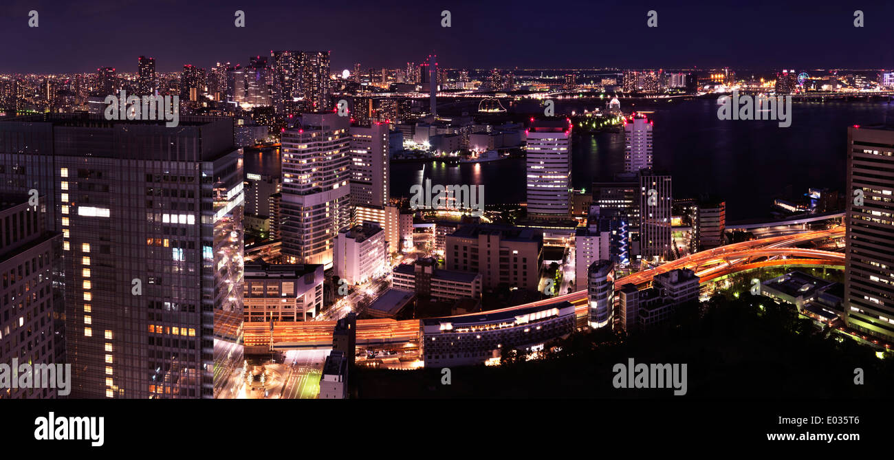 Nächtliche Panoramablick auf der Bucht von Tokio, Autobahnen und Odaiba. Tokio, Japan. Stockfoto