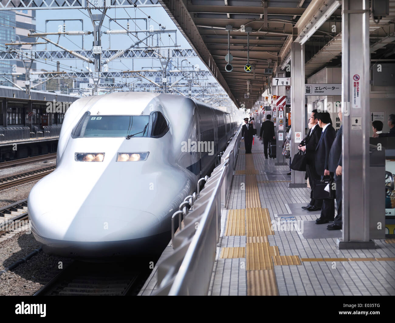 Führerschein verfügbar unter MaximImages.com - Shinkansen Hochgeschwindigkeitszug JR-700 Nozomi, Ankunft an einem Bahnsteig in Shizuoka, Japan Stockfoto