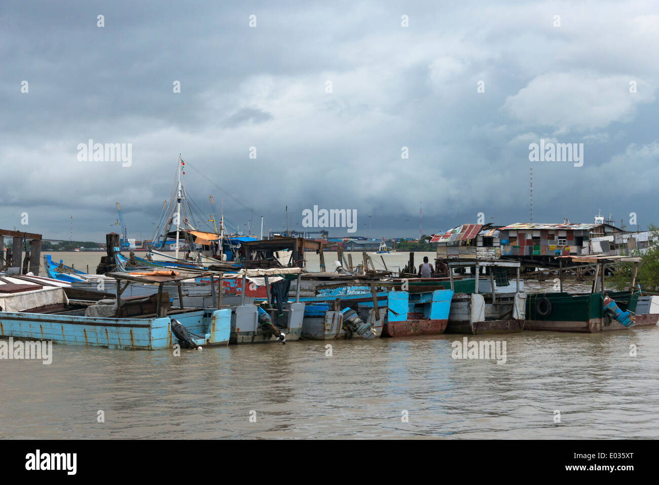 Boote im Hafen, Paramaribo, Suriname Stockfoto