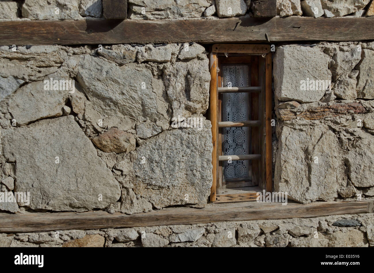 Kleines Fenster mit Vorhang in alten Stein bauen Haus in der Stadt Koprivshtitsa, Bulgarien Stockfoto