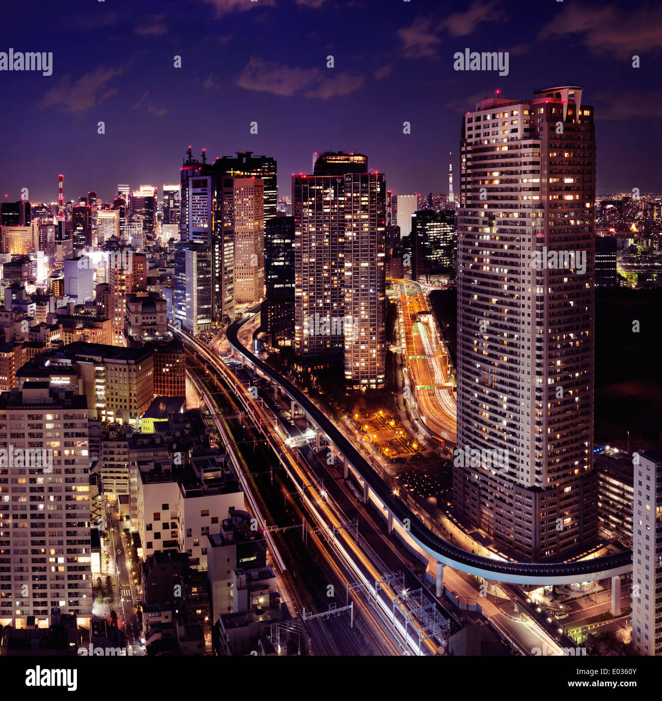 Führerschein verfügbar unter MaximImages.com - Nachtblick über Tokio mit beleuchteten Autobahnen und Bahnlinien. Minato, Tokio, Japan. Stockfoto