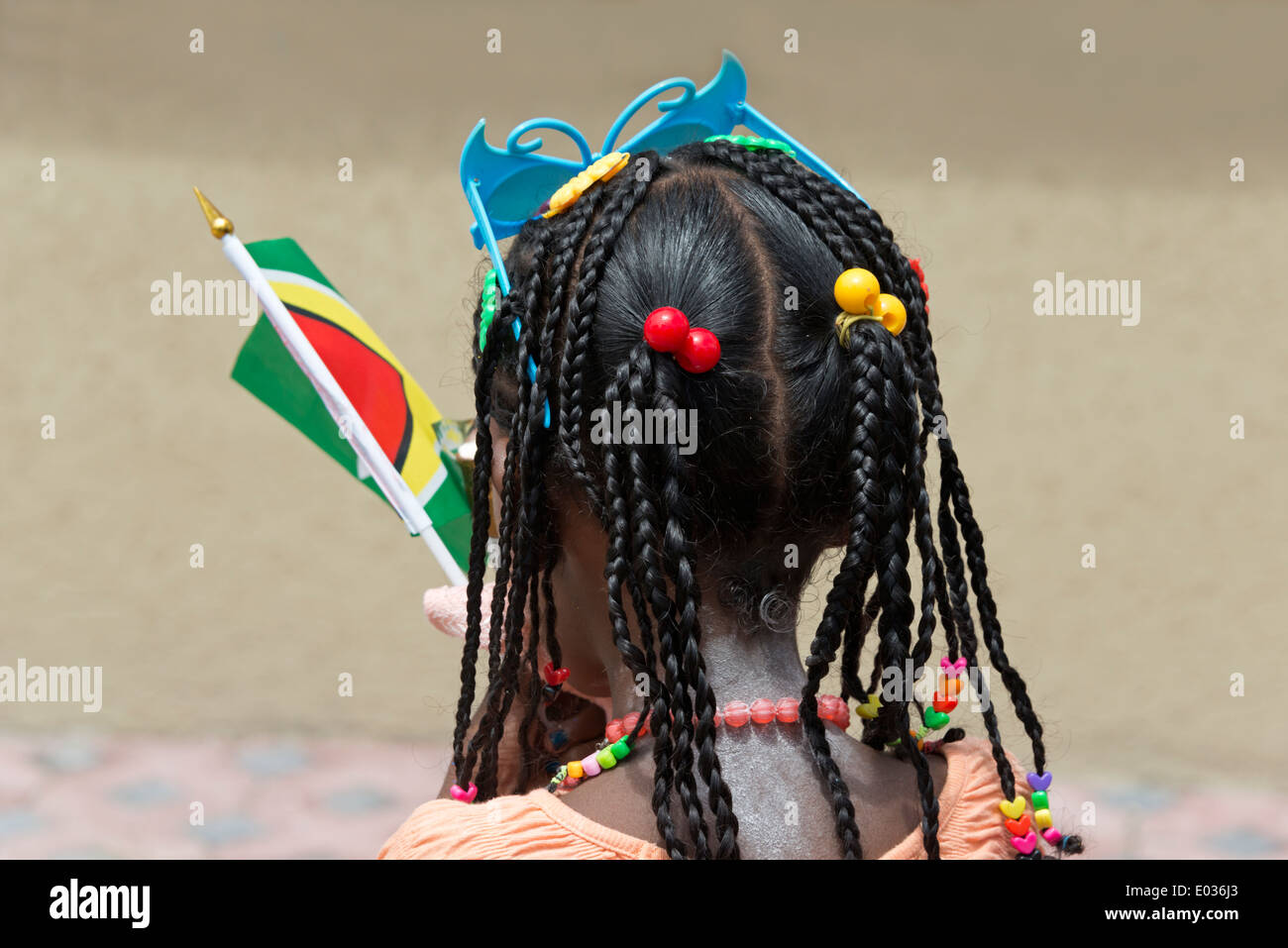 Junges Mädchen mit geflochtenen Haaren mit nationalen Flagge Guyana, Georgetown, Guyana Stockfoto