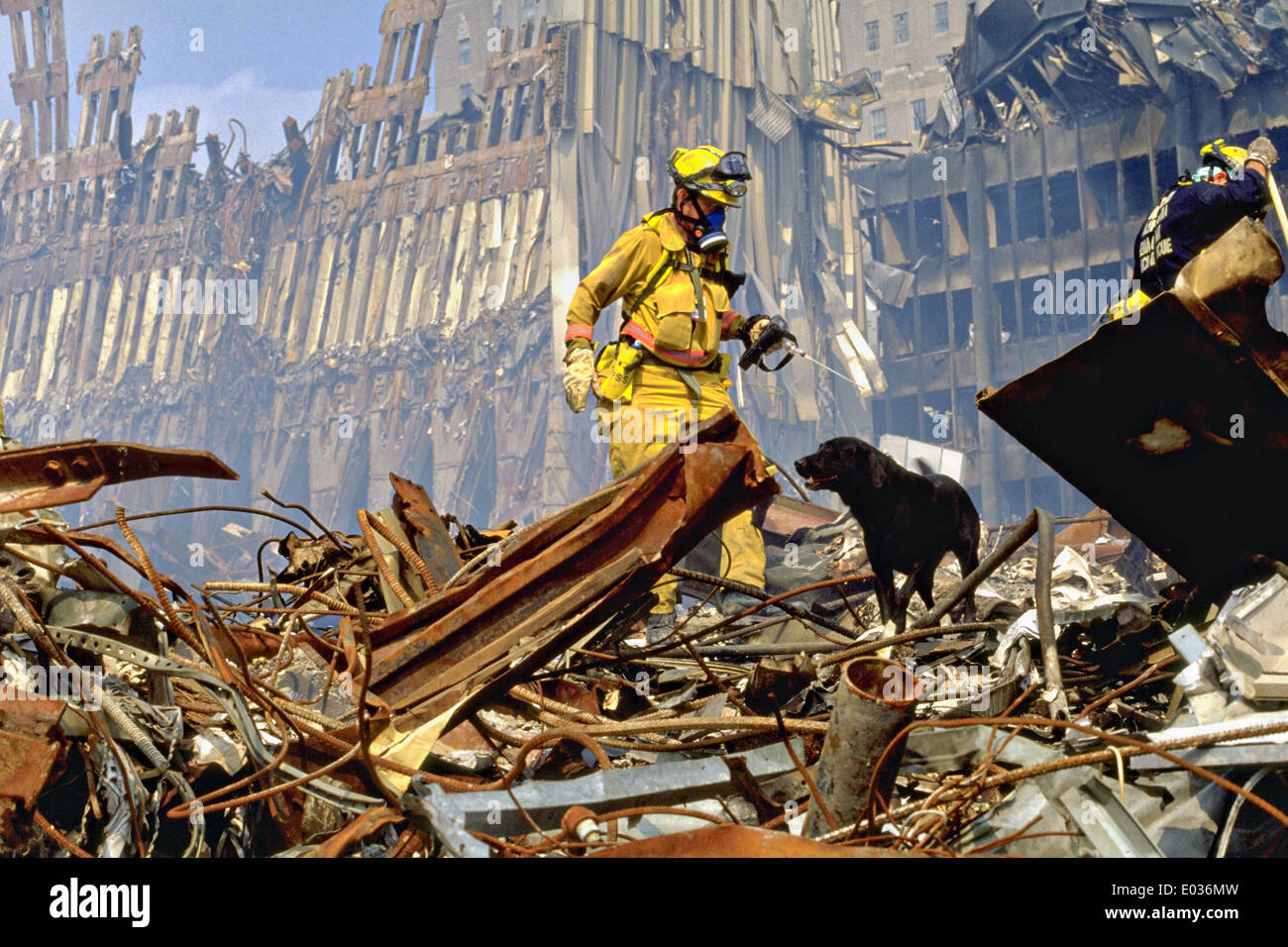 Urban Search and Rescue Teams suchen Überlebende unter den Trümmern des World Trade Center Folgendes, was eine massive Terroranschlag zerstört die Twin towers 2.606 Tötungleute 21. September 2001 in New York, NY. Stockfoto