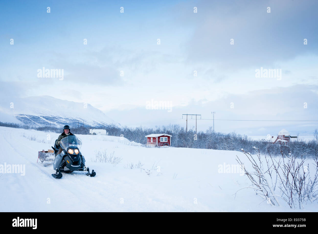 ABISKO, Schweden Sami Jäger auf Motorschlitten. Stockfoto