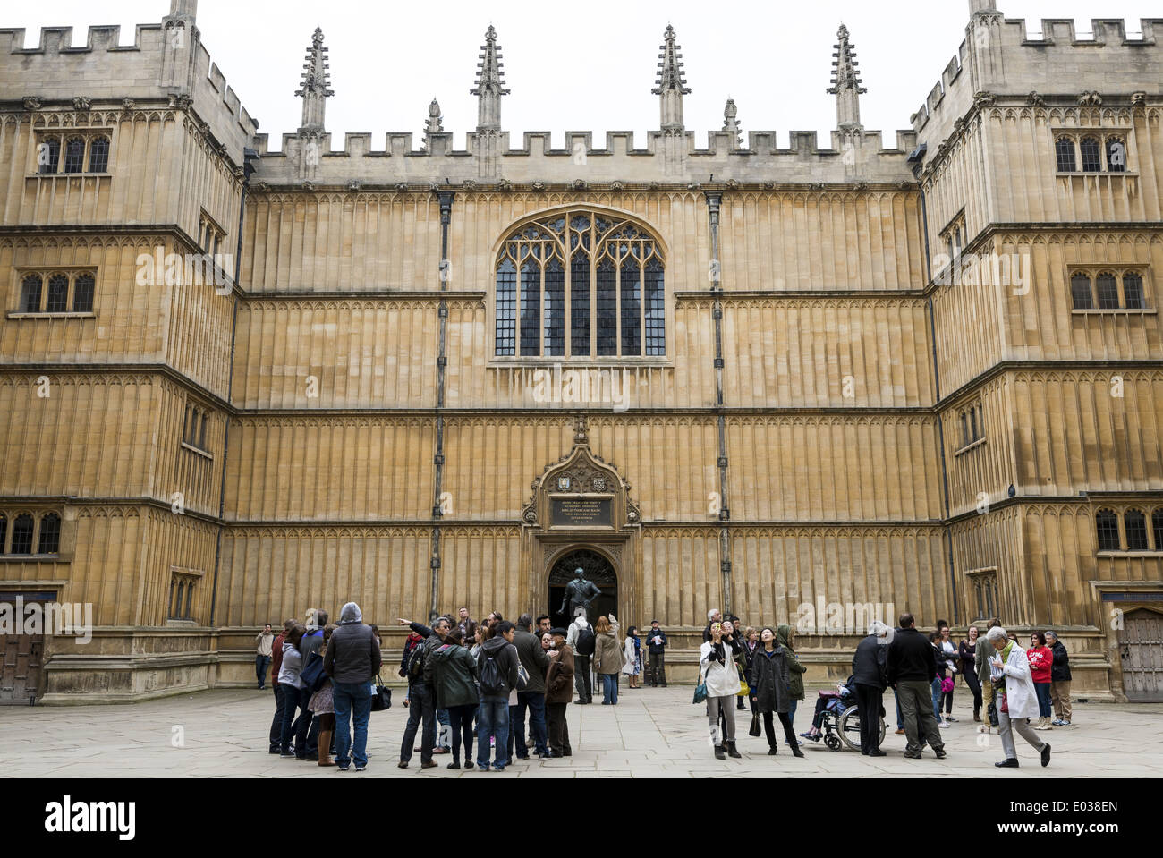 Tourist im Hof der Bodleian Library in Oxford England UK Stockfoto