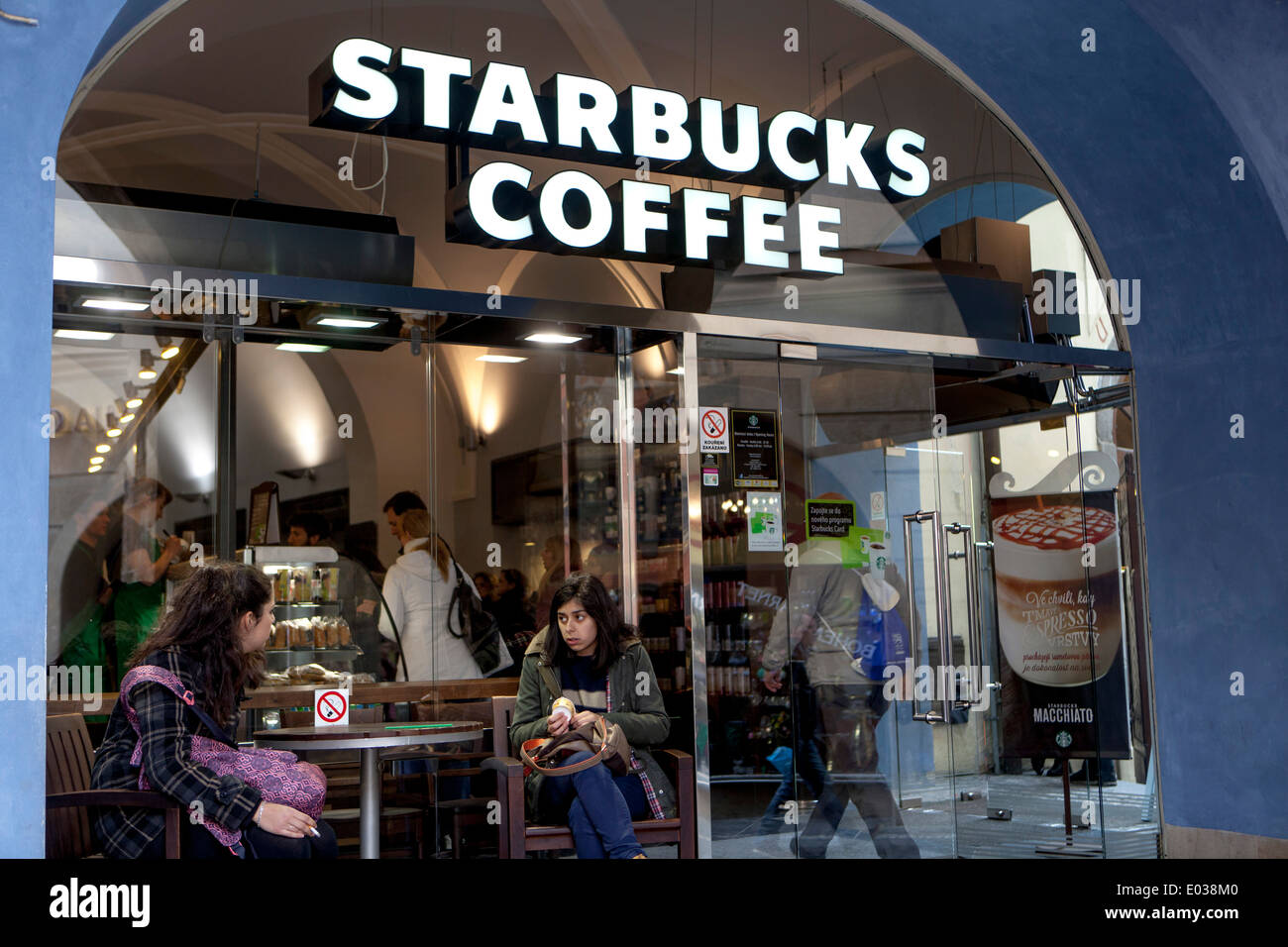 Prager Altstädter Ring Starbucks Coffee Shop Touristen im Starbucks Store Stockfoto