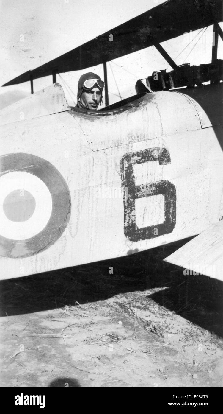 Dieses Foto zeigt Bill Dowling während der Dreharbeiten von *Lilac Time*, einem Film aus den 1920er Jahren mit Flugzeugszenen. Dowling war in den Anfängen der Luftfahrtkino-Filmmatografie eine bemerkenswerte Figur und trug während der Stummfilmzeit zu Flugfilmen bei. Stockfoto