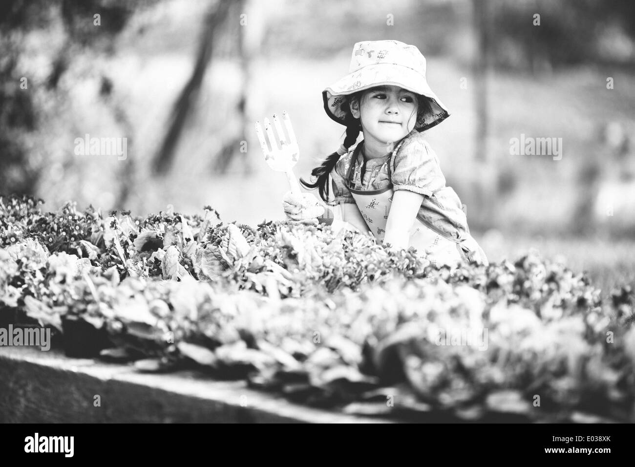 Kleines Mädchen im Garten Stockfoto