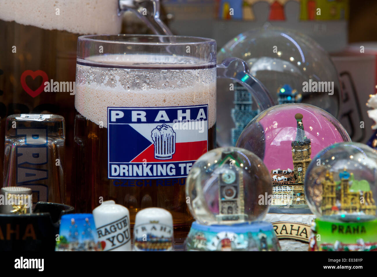 Prag Souvenir Bier Shop Geschenk tourist Stockfotografie - Alamy