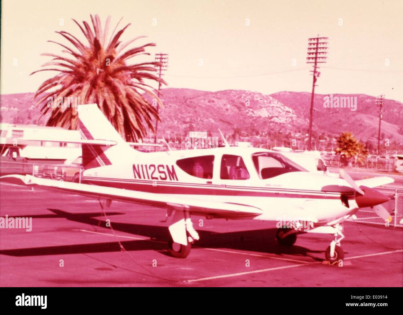 Die North American Rockwell Commander 112TC, registriert N112SM, ist ein einmotoriges Leichtflugzeug, das für seine hervorragende Leistung und Zuverlässigkeit bekannt ist. Der Commander 112TC wird sowohl für die private als auch für die Geschäftsluftfahrt eingesetzt und bietet ein komfortables Flugerlebnis und fortschrittliche Avionik. Stockfoto
