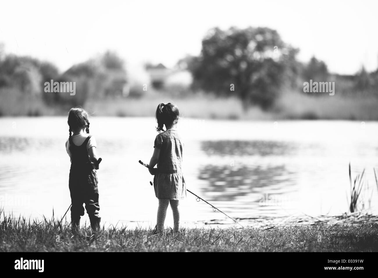 Zwei kleine Mädchen, Angeln Stockfoto