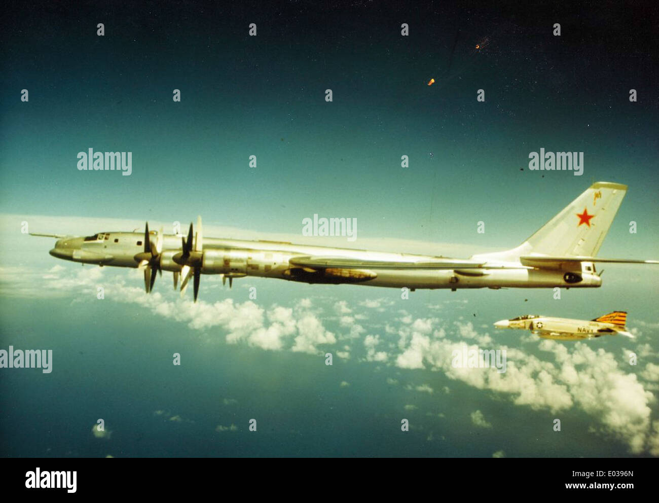 Der Tupolew TU-95 Bär ist ein strategischer Bomber aus der Sowjetzeit, der noch immer im Dienst des russischen Militärs steht. Bekannt für seine unverwechselbaren Turboprop-Motoren und seine Langstreckenfähigkeiten bleibt es ein wichtiger Bestandteil der russischen Luftwaffe für strategische und Aufklärungsmissionen. Stockfoto