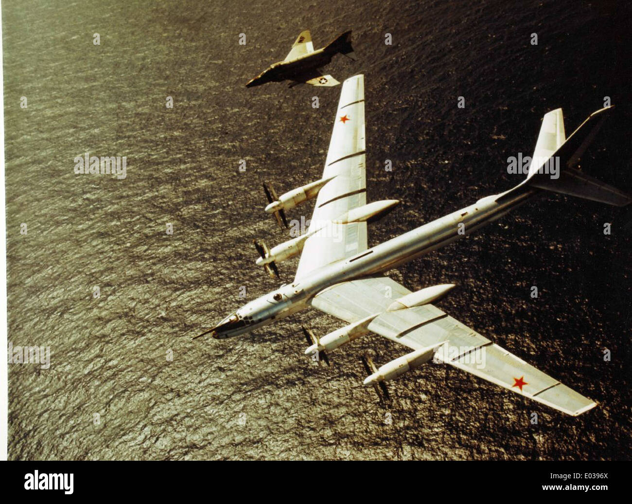 Der Tupolev TU-95 Bär ist ein strategischer Bomber aus sowjetischer Produktion, der in den 1950er Jahren entwickelt wurde und für sein unverwechselbares Wimper-Design und Turboprop-Motoren bekannt ist. Die TU-95 spielte eine entscheidende Rolle in der militärischen Strategie der Sowjetunion während des Kalten Krieges. Stockfoto