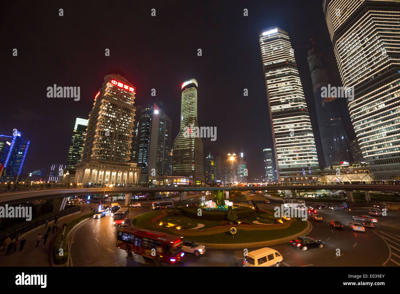 Shanghai bei Nacht, dem World financial center Stockfoto