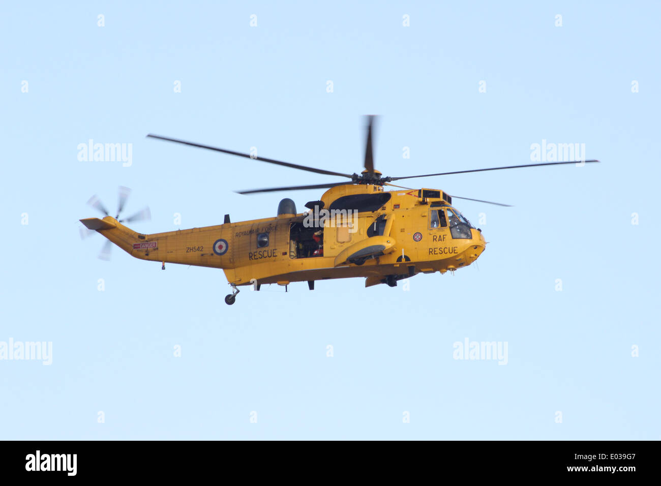 Seaking Küstenwache Rettungshubschrauber auf einer Trainingsmission von Mersea Insel, Essex. Stockfoto