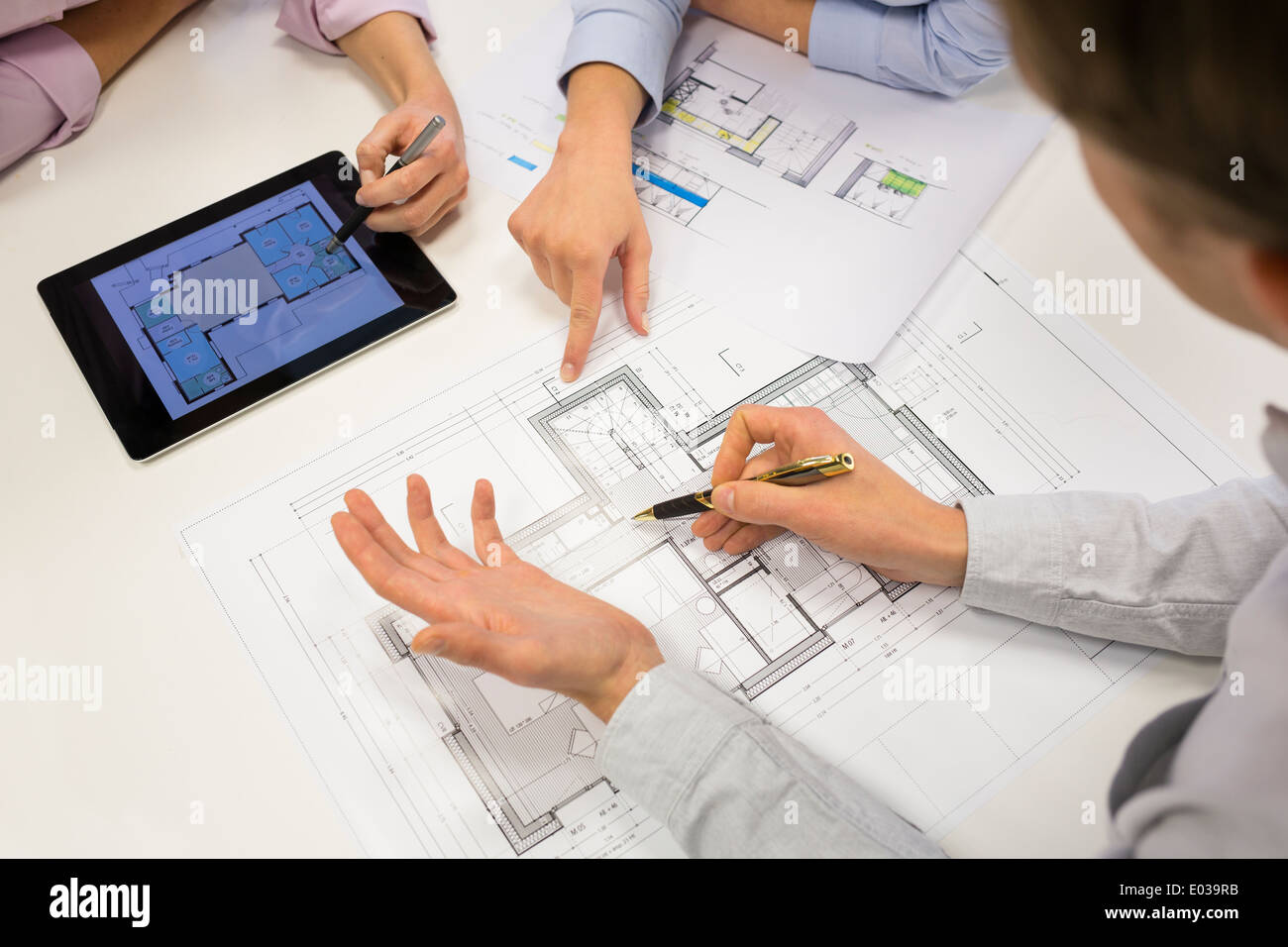 Team Architekten, die auf Blaupausen Bauprojekt im Büro Stockfoto