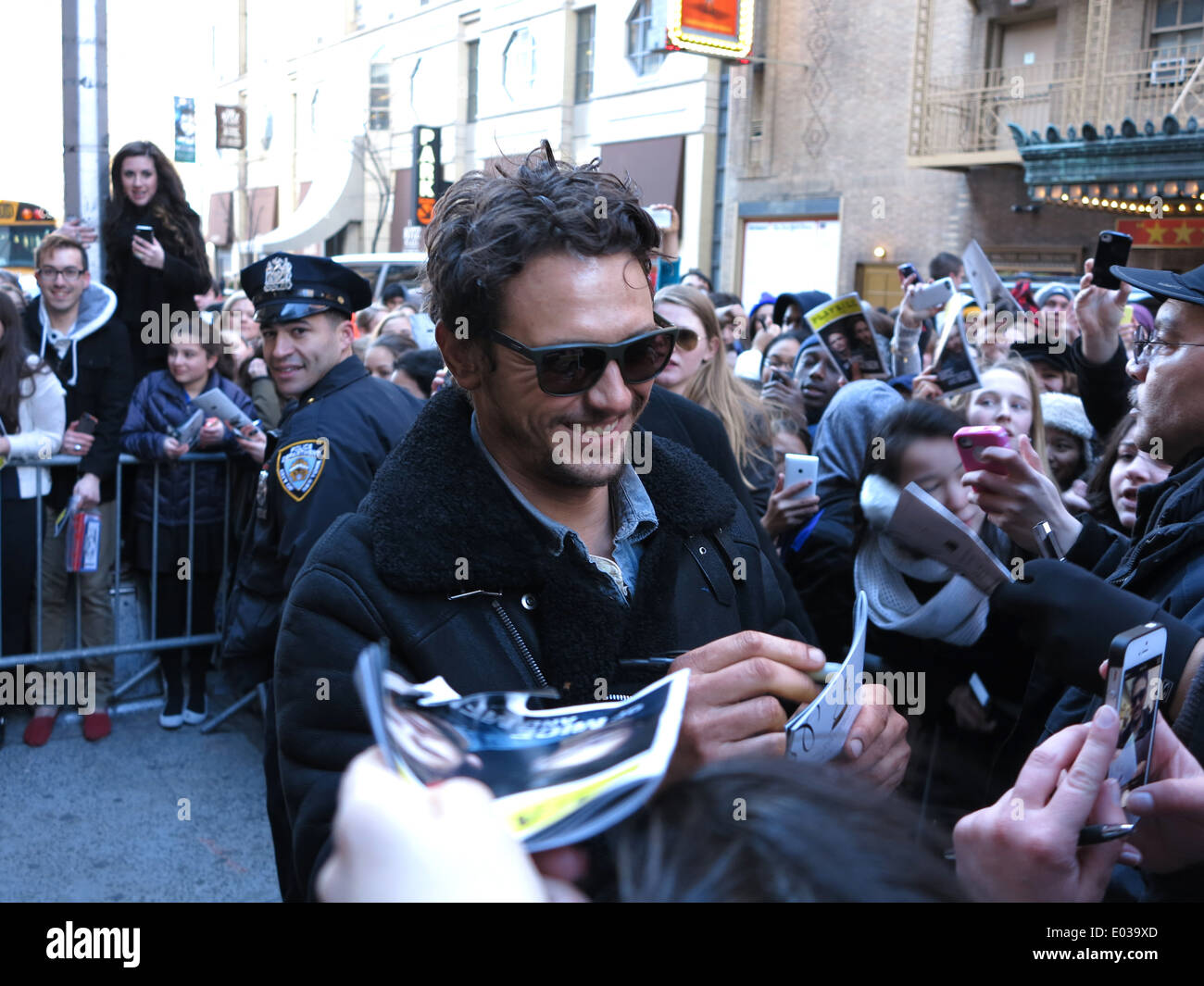 Promi-Bild, James Franco in New York City mit Cop Stockfoto