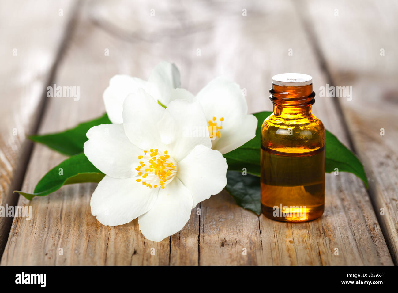 Jasmin ätherisches Öl und Blumen auf Holztisch Hintergrund. Beauty-Behandlung Stockfoto