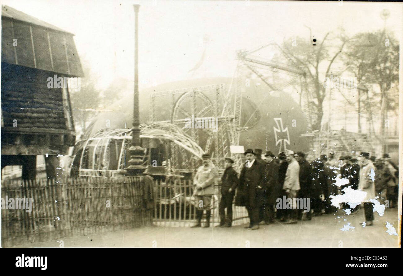 Zeppeline waren große, starre Luftschiffe, die Anfang des 20. Jahrhunderts sowohl für den Passagierverkehr als auch für militärische Zwecke berühmt wurden. Ihre Entwicklung markierte eine bedeutende Ära in der Luftfahrt, mit einigen bemerkenswerten Luftschiffen wie der LZ 127 Graf Zeppelin. Stockfoto
