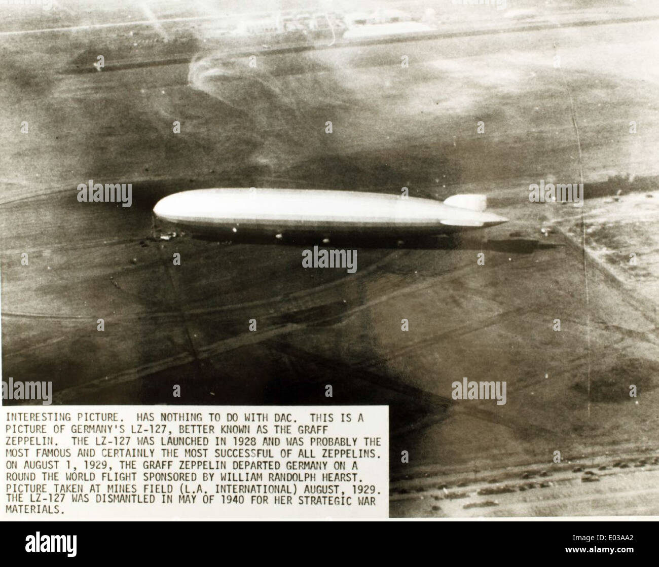 Die Zeppelin LZ 127, auch Graf Zeppelin genannt, war ein deutsches Starrluftschiff der Deutschen Zeppelin-Reederei. Es war das erste Luftschiff, das 1929 einen Weltumrundflug absolvierte, was einen wichtigen Meilenstein in der Luftfahrt bedeutete. Stockfoto