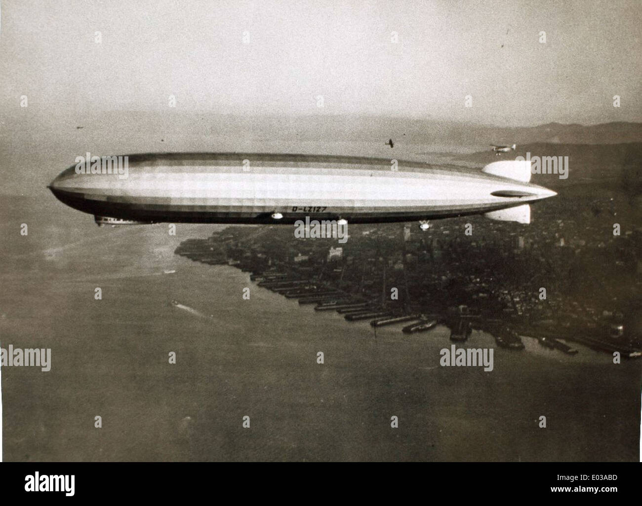 Die LZ 127 Graf Zeppelin war ein deutsches Starrluftschiff, das 1930 den ersten erfolgreichen Transatlantikflug absolvierte. Unter der Leitung der Deutschen Zeppelin-Reederei unternahm sie mehrere bedeutende Luftschifffahrten, darunter eine berühmte Weltreise. Sein Entwurf zeigte die Ingenieurskunst des Luftschiffbaus in der Zwischenkriegszeit. Stockfoto