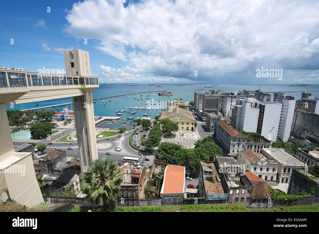 Skyline von Salvador Brasilien mit Lacerda Aufzug, Bucht Allerheiligen und baufälligen alten Bahia-Architektur Stockfoto