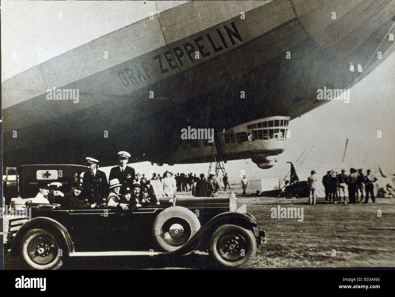 Das Zeppelin-Luftschiff D-LZ 127, bekannt als Graf Zeppelin, war ein Pionierbeispiel für die Luftfahrt. Die Deutsche Zeppelin-Reederei führte zahlreiche Transatlantikflüge durch. Die LZ 127 spielte eine wichtige Rolle bei der Weiterentwicklung der Luftschifftechnologie und trug maßgeblich zur Geschichte der Luftschifffahrt bei. Stockfoto