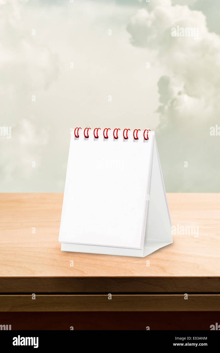 Leere Tischkalender an Holztisch, Textfreiraum für Ihr Design. Stockfoto
