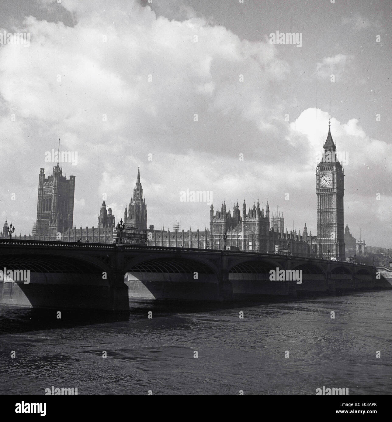 1950er Jahre historische Bild zeigt einen Bus auf Waterloo Bridge, Themse, Big Ben und die Houses of Parliament, London, England. Stockfoto