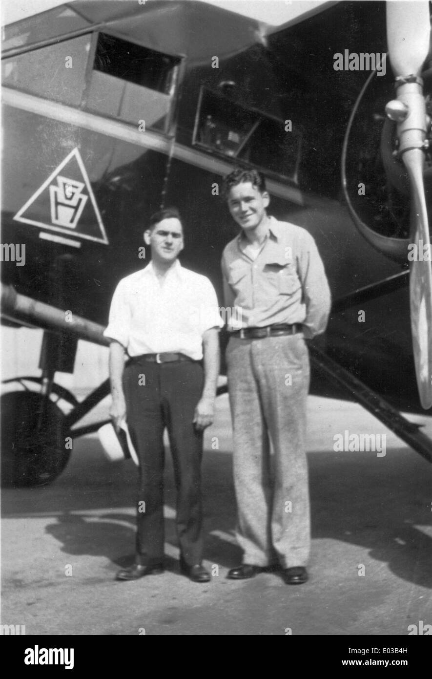 Die Stinson SM-6000-B, NC11118, war ein vielseitiges Flugzeug, das für verschiedene Zwecke eingesetzt wurde, unter anderem für den Los Angeles Examiner. Hier wird es mit Robert Mitchell und Ray Crawford gezeigt, beide bedeutende Persönlichkeiten in der Luftfahrtgeschichte. Das Flugzeug war Teil von Mitchells Sammlung. Stockfoto