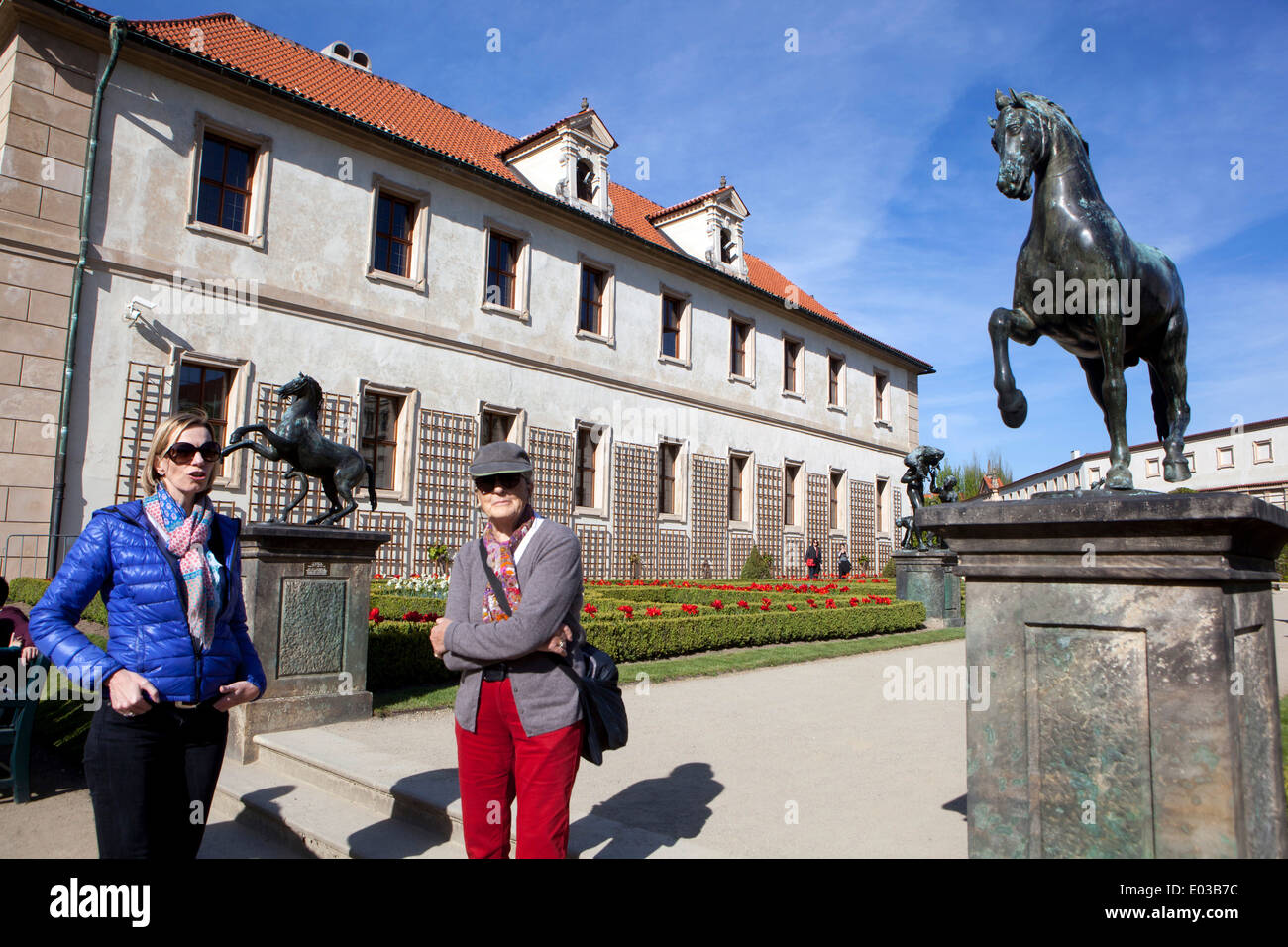 Prager Touristen Wallenstein Schlosspark mit Statuen, Einem Wanderpferd und einem Pferd mit einer Schlange von Adrian de Vries, Prager Barockgarten Mala Strana Stockfoto