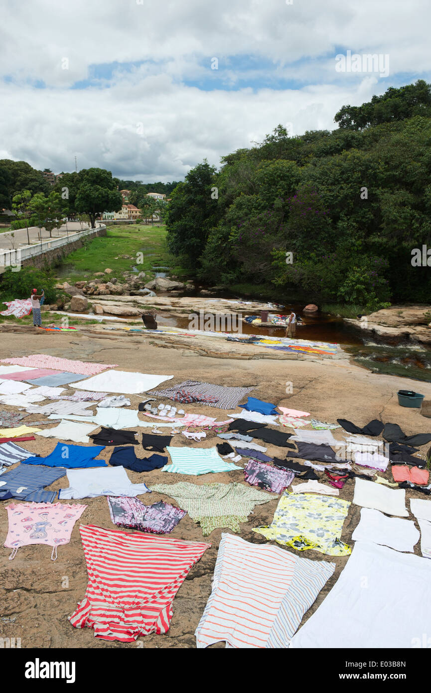 Wäsche trocknen ausgebreitet auf Felsen am Fluss in Lencois Bahia Brasilien Stockfoto