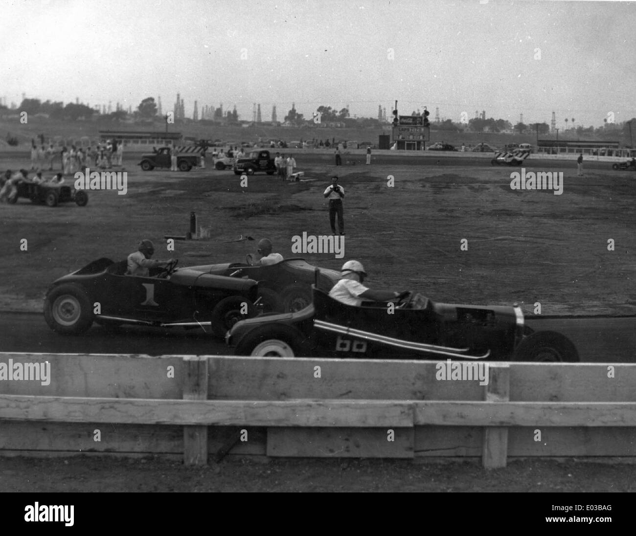 Dieses Bild aus der Rennsaison 1946-47 in Santa Ana, Kalifornien, ist Teil der Robert Pavey Collection. Die Szene fängt die Begeisterung des Motorsports in der frühen Nachkriegszeit ein und zeigt die Atmosphäre und die Fahrzeuge, die an den Rennen in diesem legendären Veranstaltungsort teilnahmen. Stockfoto