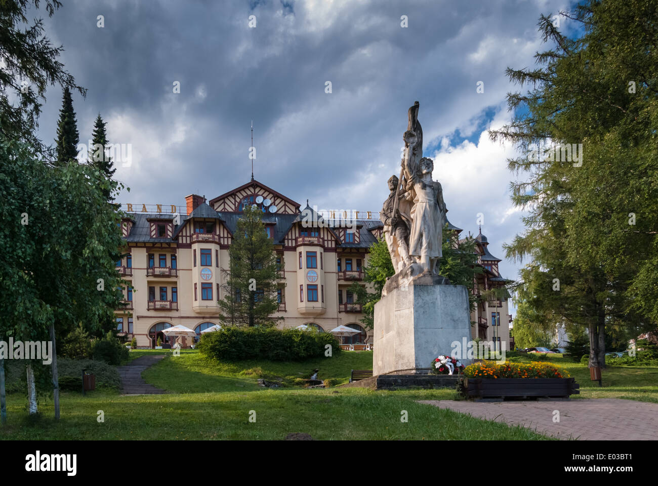 Grand Hotel und das patriotische Denkmal im Zentrum von Stary Smokovec, Slowakei Stockfoto