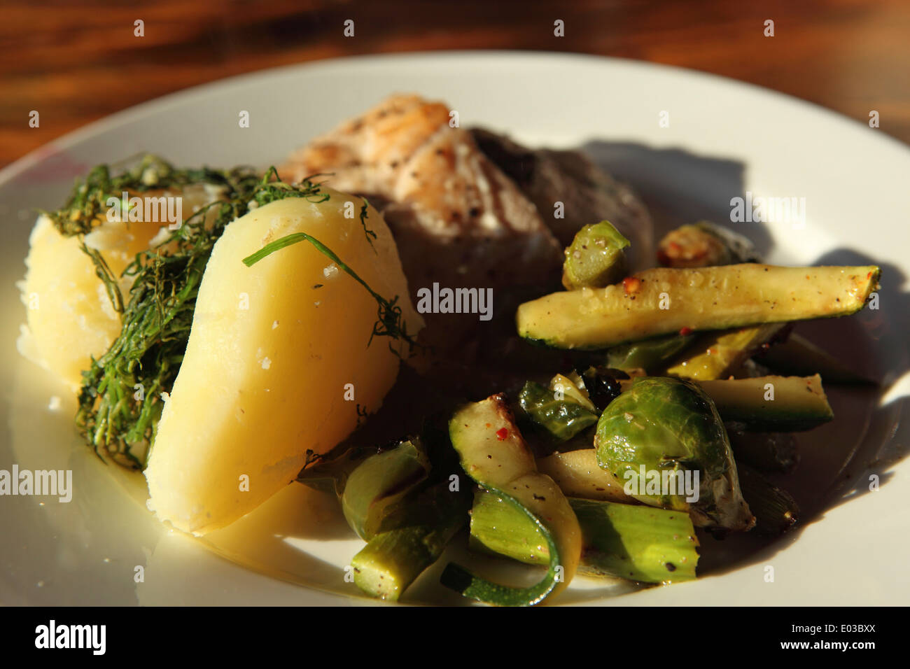 Ein traditionelles estnischen Gericht mit weißem Fisch serviert mit Gemüse und Kartoffeln mit frischem Dill. Stockfoto