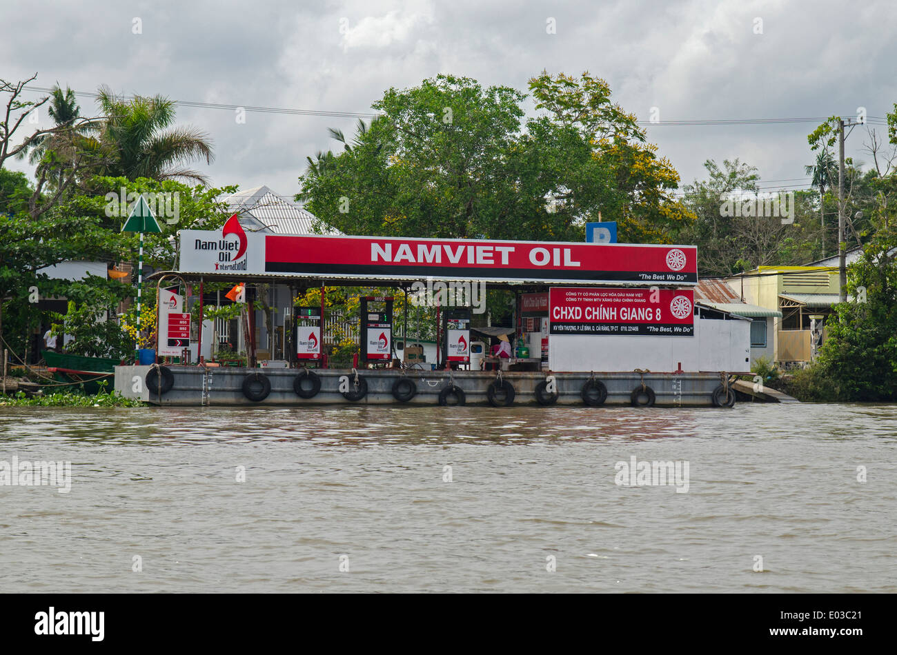 Namviet Tankstelle Öl schwimmt auf Fluß, Mekong-Delta, Vietnam Stockfoto