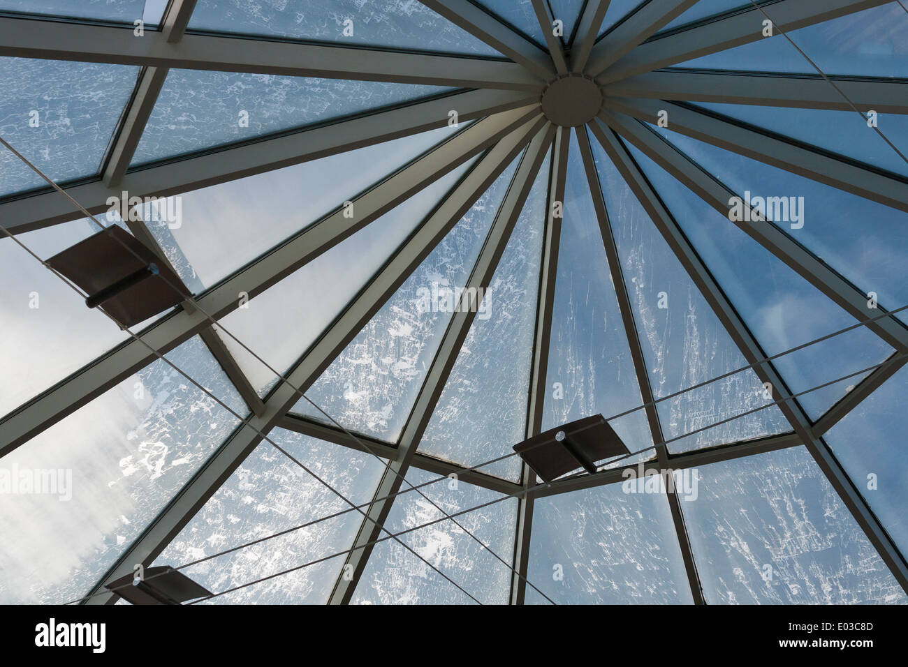moderne abstrakte Glaskuppel ins sonnige Wetter Stockfoto