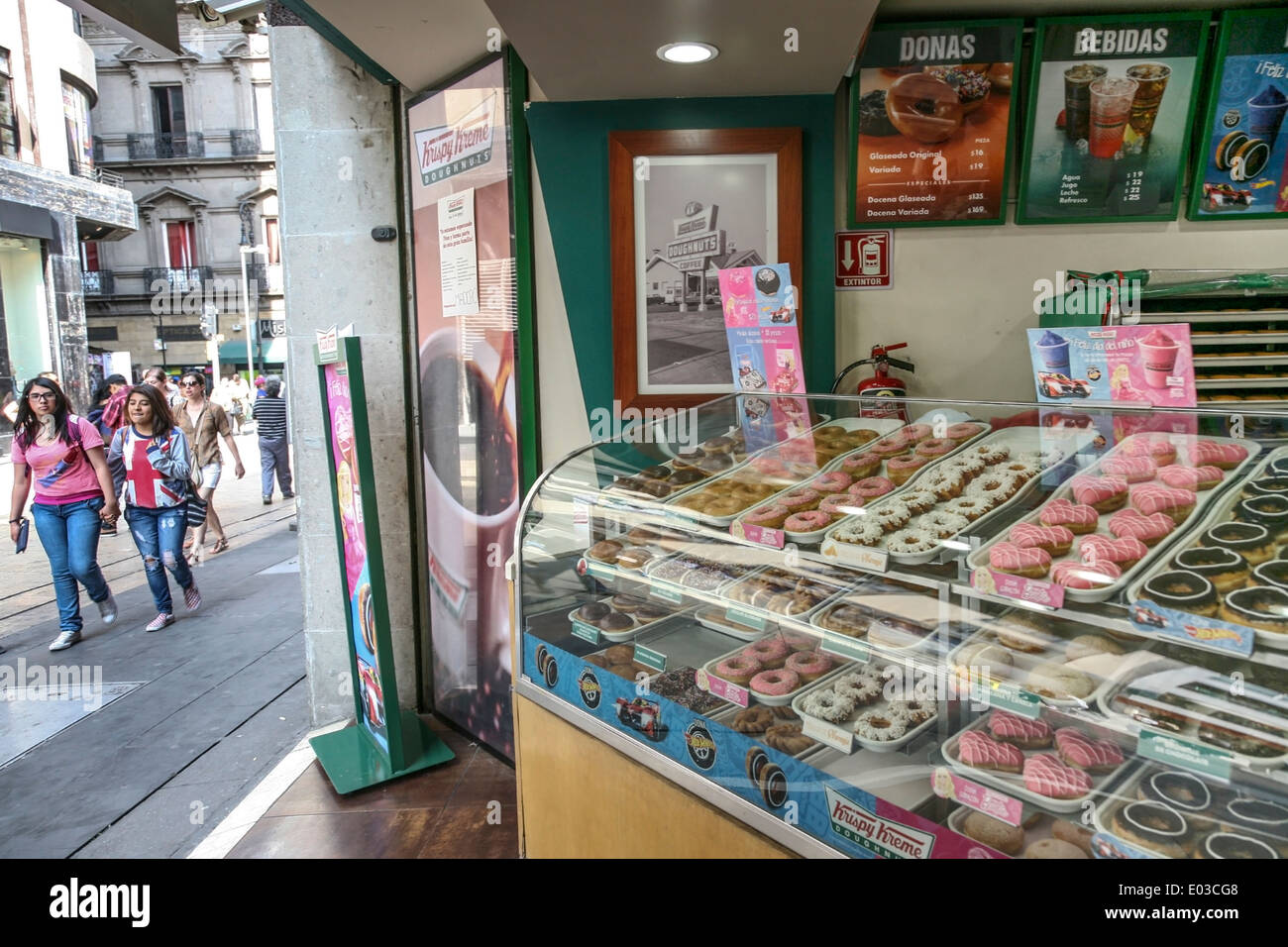 Krispy Kreme Donut Anzeige im Shop öffnen, Fußgängerzone Calle Madero, Passanten zu locken, zu Fuß im Centro Historico-Mexiko-Stadt Stockfoto
