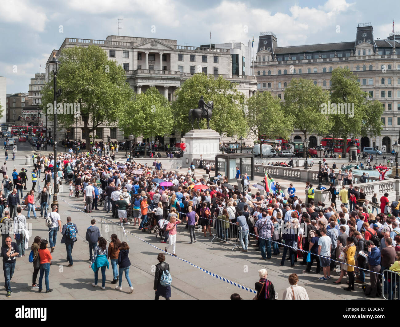 London, UK. 30. April 2014. 30. April 2014 wird das Datum auf dem Expat in den südafrikanischen Parlamentswahlen Wähler können Abstimmungen im Vereinigten Königreich, bei den South African High Commission, South Africa House, Trafalgar Square, London WC2. Eine gut gelaunte Schar von Wählern versammelt, um lange Form aber geordnete Warteschlangen auf dem Trafalgar Square vor der National Gallery, das gute Wetter zu genießen, während sie geduldig ihrerseits warteten Wahlrecht. Bildnachweis: Graham Lehrling/Alamy Live-Nachrichten Stockfoto