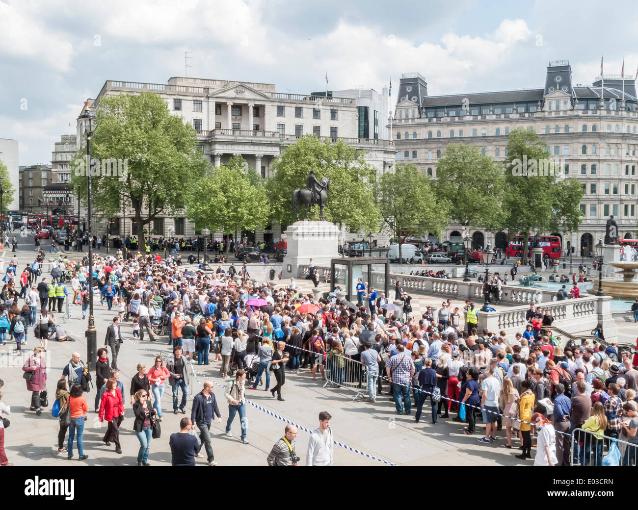 London, UK. 30. April 2014. 30. April 2014 wird das Datum auf dem Expat in den südafrikanischen Parlamentswahlen Wähler können Abstimmungen im Vereinigten Königreich, bei den South African High Commission, South Africa House, Trafalgar Square, London WC2. Eine gut gelaunte Schar von Wählern versammelt, um lange Form aber geordnete Warteschlangen auf dem Trafalgar Square vor der National Gallery, das gute Wetter zu genießen, während sie geduldig ihrerseits warteten Wahlrecht. Bildnachweis: Graham Lehrling/Alamy Live-Nachrichten Stockfoto
