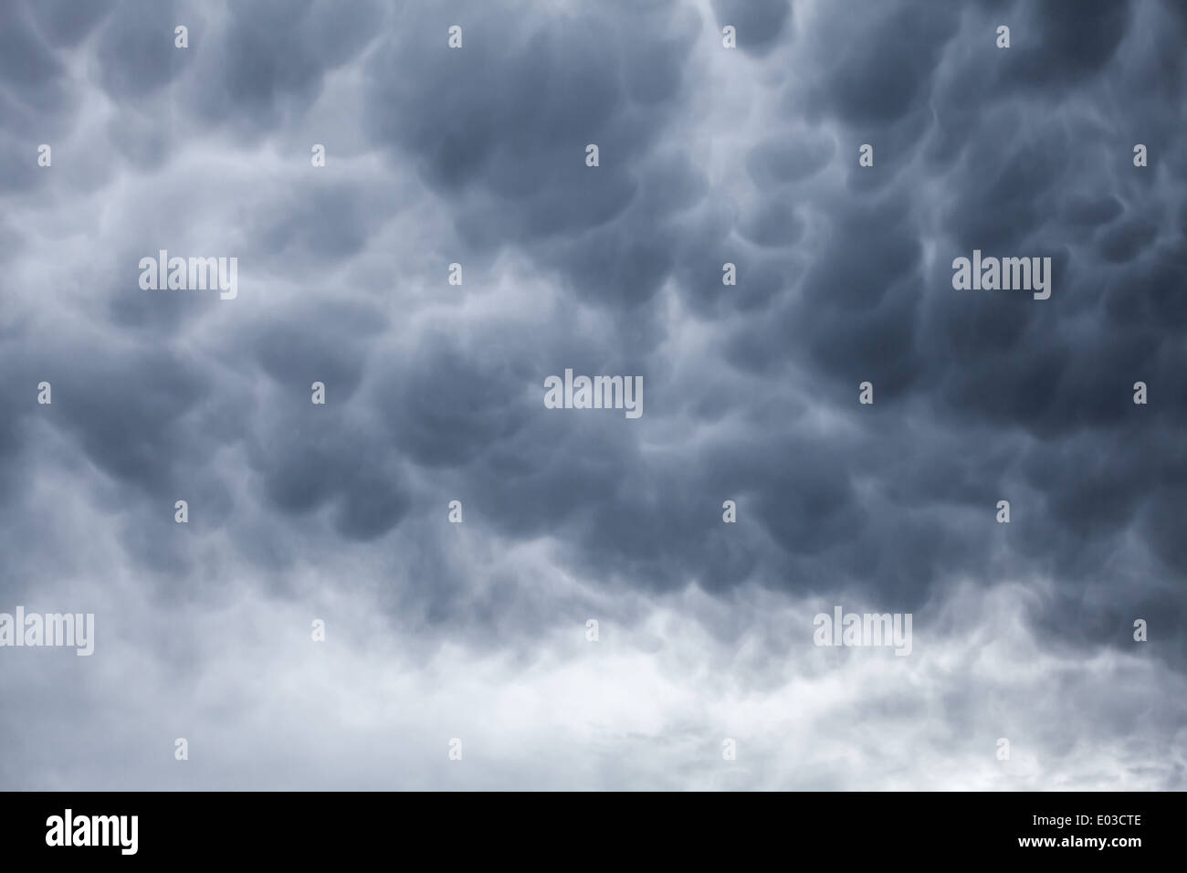 Dunkel grau bewölkt Gewitterhimmel natürliche Fotohintergrund Stockfoto