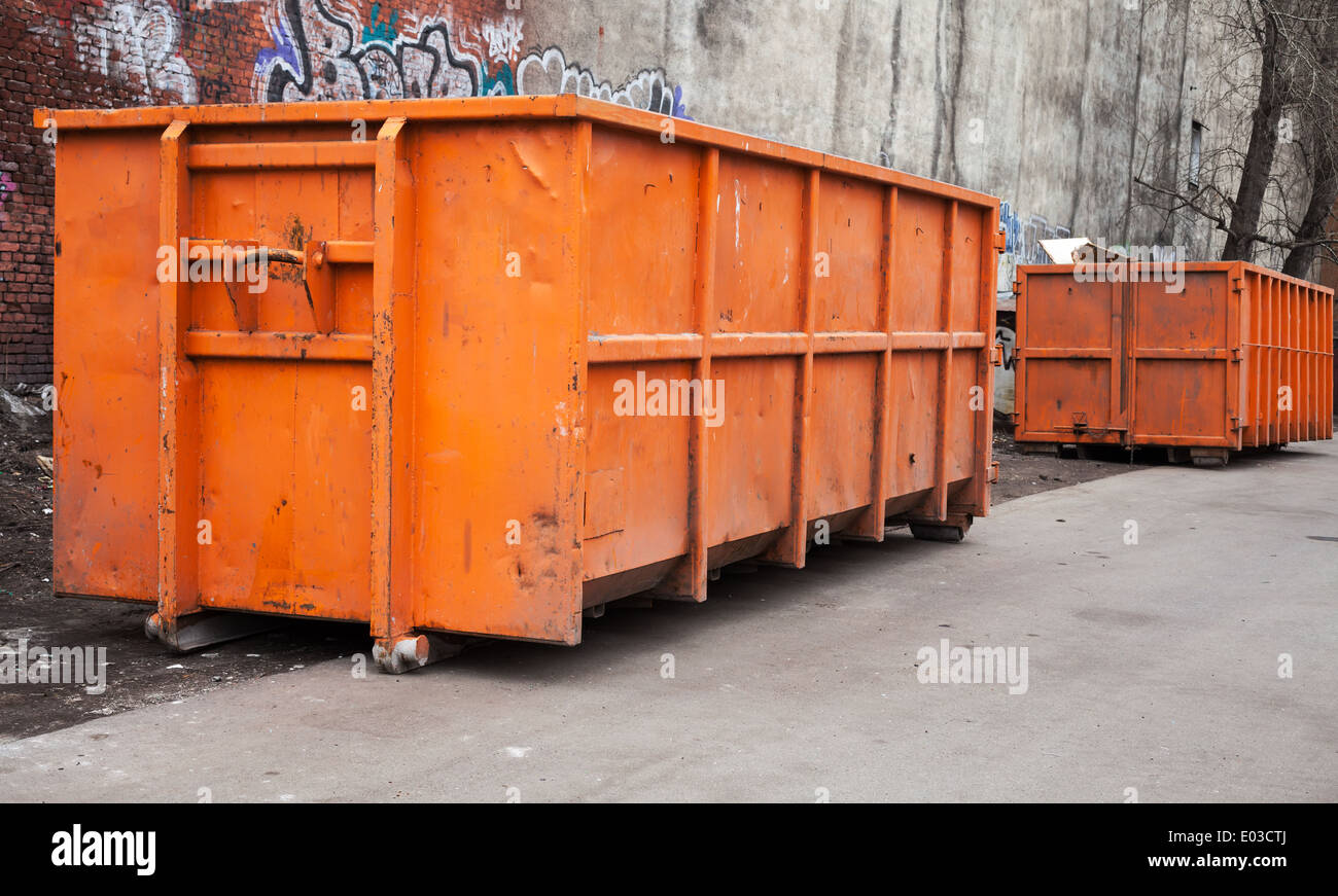 Große Metall orange Müllcontainer in der Stadt Stockfoto