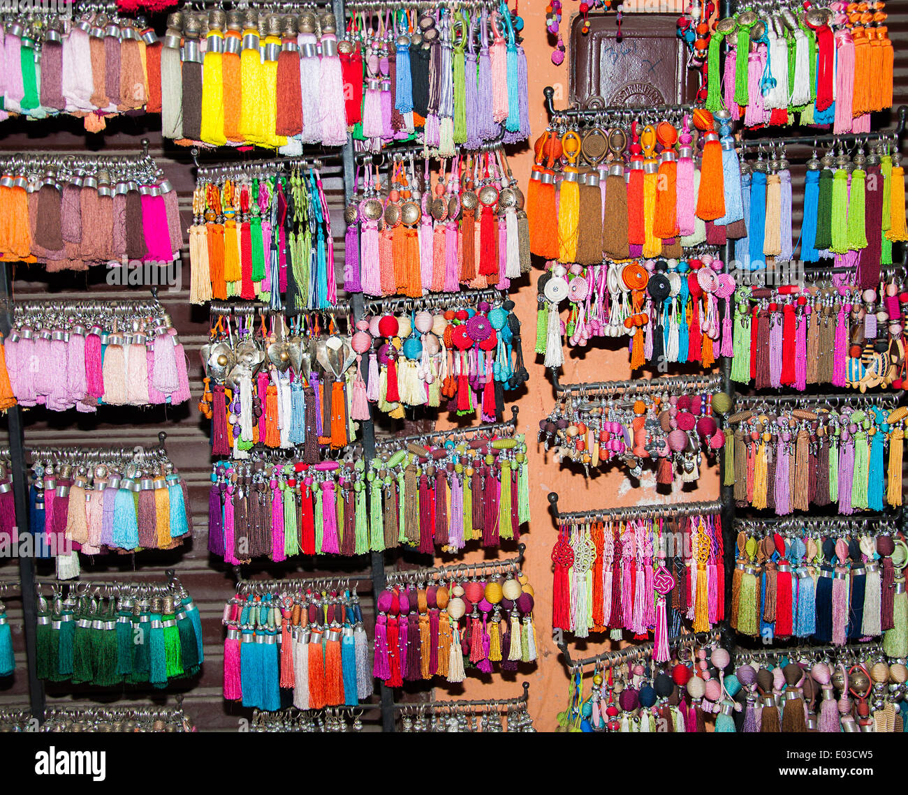 Marrakesch, Marokko: Farbenfrohe Quasten in einem Bazar für Textilien Dekoration Stockfoto