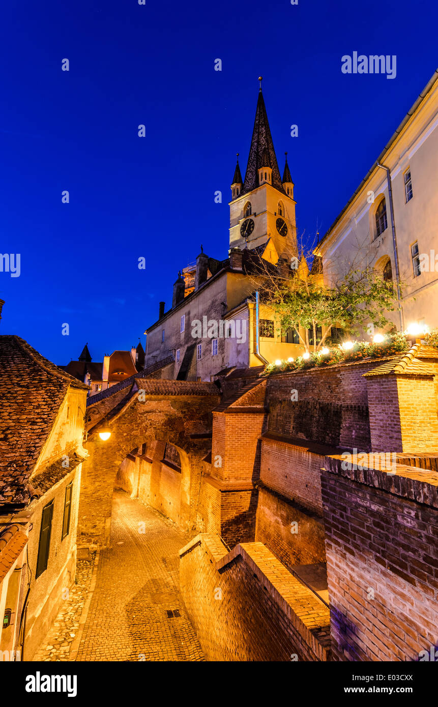 Evanghelischen Kirche berühmten Turm, Wahrzeichen von Sibiu, mit einem mittelalterlichen Straße und einige der alten Stadtmauer Befestigung Stockfoto