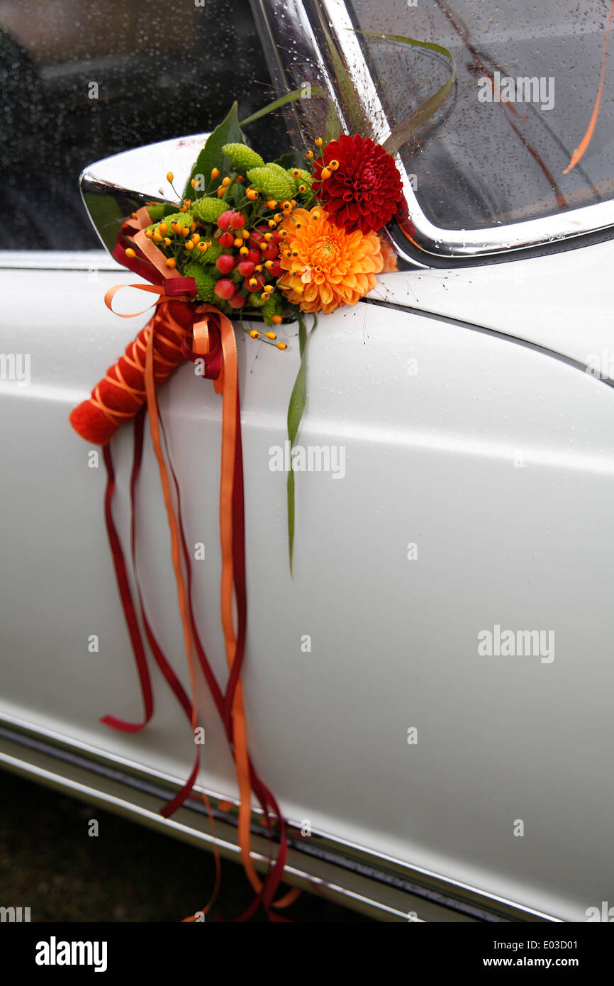 Blumenschmuck für Hochzeitsauto Stockfoto
