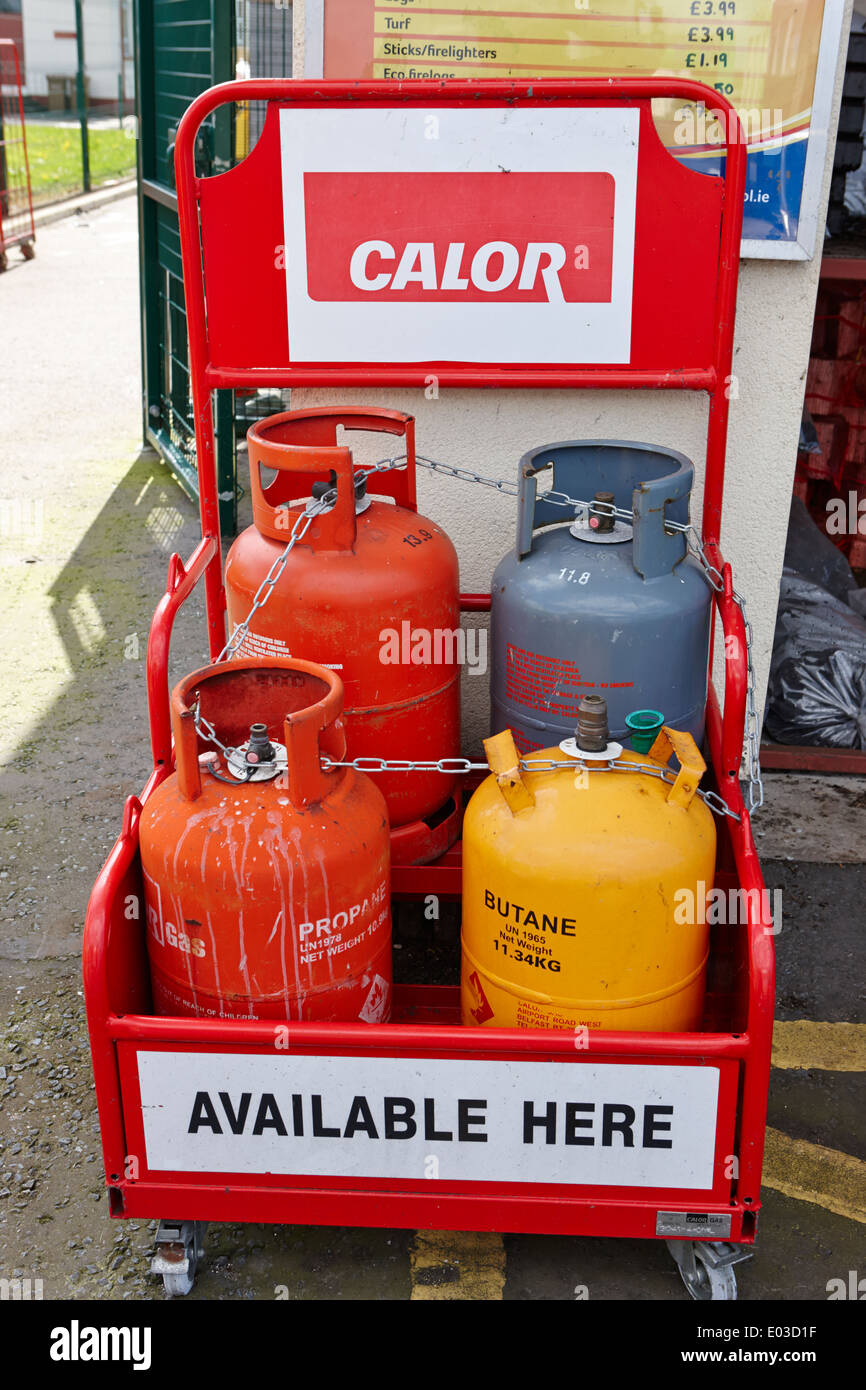 Calor abgefüllt Butan und Propan Gasflaschen zum Verkauf an einer Garage in Nordirland Stockfoto