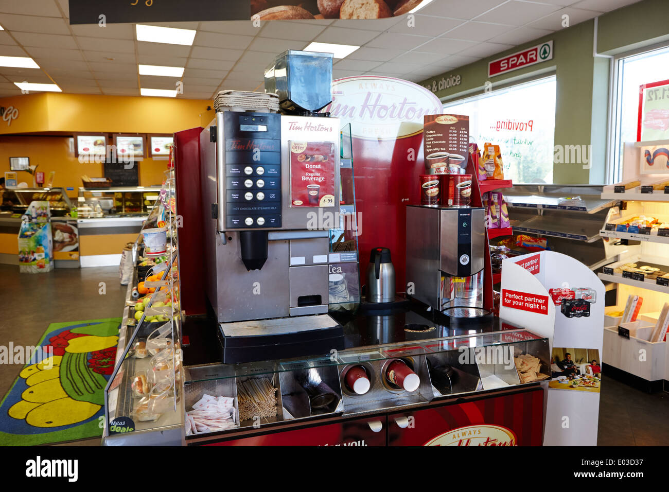 Tim Hortons Kaffee Maschine in einem Supermarkt Tankstelle in Nordirland Stockfoto